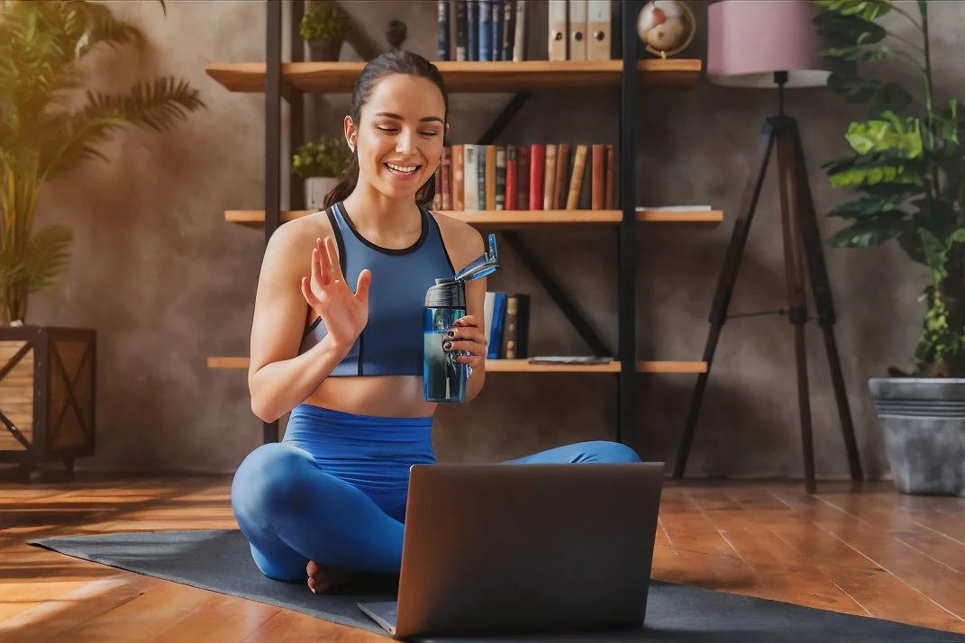 mujer hablando con con su entrenador personal online